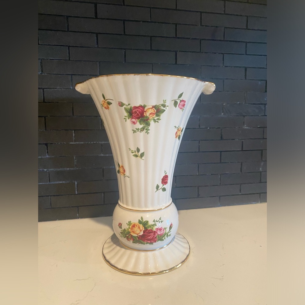 Royal Albert Old Country Roses 10" Fluted Vase - Excellent Condition w/sticker